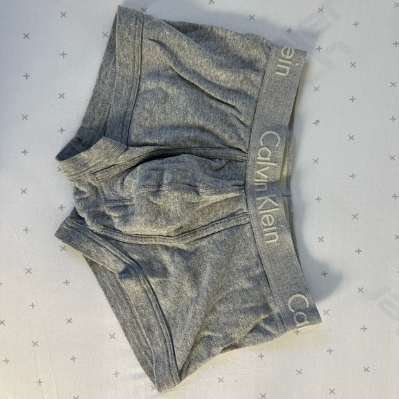 Calvin Klein - Picture 1 of 4